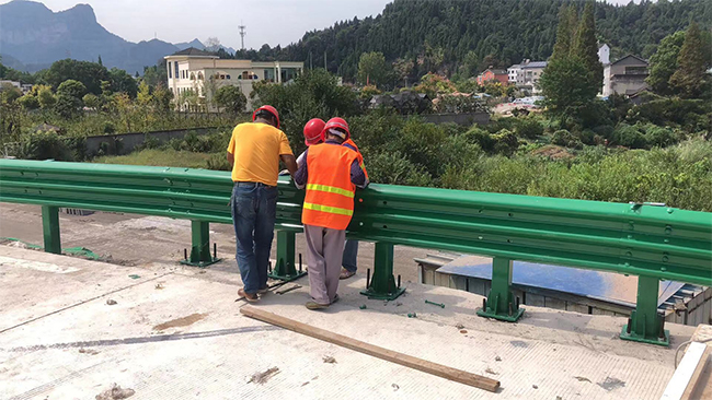 铜仁高速公路护栏板的维护确保道路安全的关键环节